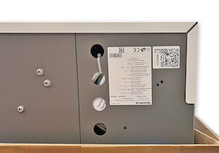 QR-Code für die digitale Produktdokumentation auf dem Gerät unten @ 